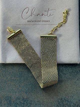 ✨Novinka z mé dílny ✨ Elegantní šitý náramek z drobných zlatých korálků, který se nádherně třpytí a připomíná jemnou...